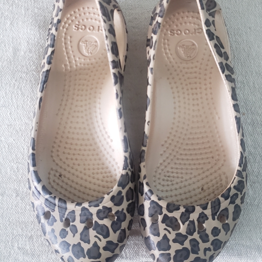 Crocs womens size 4, leopard print flats